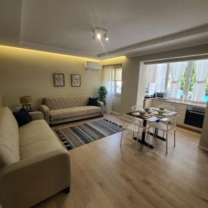 Whispering Dawn Apartment, accommodates 4, Next to City Center, with AC and WiFi