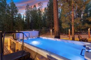 Evergreen -LUXURY CABIN WITH A HOT TUB, GAME ROOM & 3 EN-SUITE BEDROOMS!