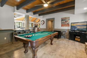 Evergreen -LUXURY CABIN WITH A HOT TUB, GAME ROOM & 3 EN-SUITE BEDROOMS!