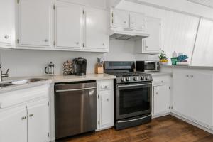 The Bear Hut - The perfect home away from home!