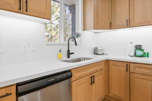 The Bear House - Spacious custom built home offers views! Game Room!