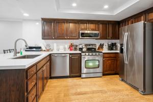 Lakehouse Retreat - Community Pool, Lake Views and Walk to Village!