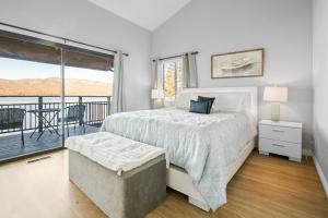 Lakehouse Retreat - Community Pool, Lake Views and Walk to Village!