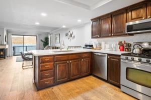 Lakehouse Retreat - Community Pool, Lake Views and Walk to Village!