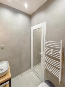 Stylish City Center Apartment by NDK