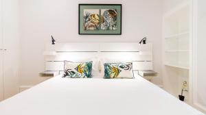 Porto River Flat w Patio by LovelyStay