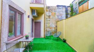 Porto River Flat w Patio by LovelyStay