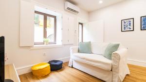 Porto River Flat w Patio by LovelyStay