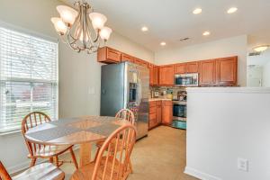 Cozy Greensboro Townhome with Community Pool and Grill
