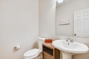 Cozy Greensboro Townhome with Community Pool and Grill
