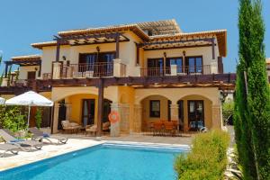 Luxury Central Villa AJ06 with Private Heated Pool & Jacuzzi, Services Inc, Aphrodite Hills Resort