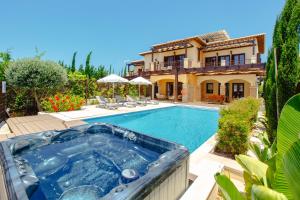Luxury Central Villa AJ06 with Private Heated Pool & Jacuzzi, Services Inc, Aphrodite Hills Resort
