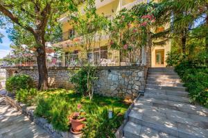 Apartments in Selce 41700