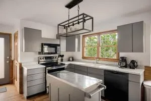 Hot Tub, Screened Porch, Grill, WiFi - Huge Cabin! - Berkeley Springs