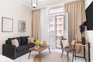 Black Onyx Comfort Suites - Elegant Stay- City Center Next to Airport Bus