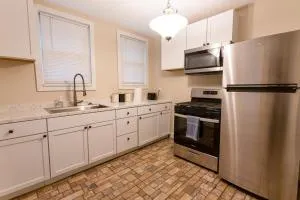 Rolston 1 Bedroom House near Xavier, Downtown - Bellevue