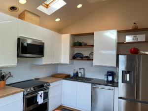 Fun Waterfront Home w Boat, Kayaks -Central Seattle!