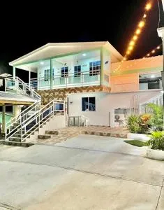 Posada Dwight and Hope - Smooth Water Bay