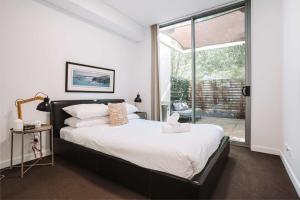 Comfy 1-Bed with Spacious Courtyard & Parking
