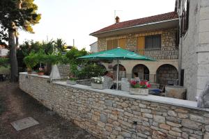 Apartments by the sea Sutivan, Brac - 22771