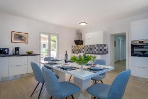 Apartments with a parking space Losinj, Losinj - 22870