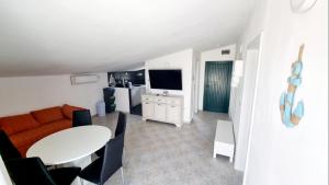 Apartments with parking space Vir - 22958