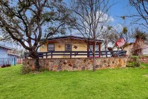 The Collector's Hideaway - Lometa