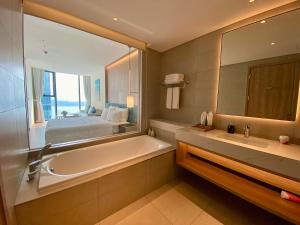 Bayside Bliss Apartment By A La Carte Ha Long Ocean View