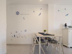 Apartamento céntrico en Riells con terraza a 100m de la playa - ES-325-3
