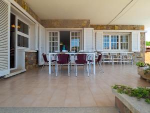 Casa con piscina privada y wifi a 300m de playa, se admiten mascotas, parking. 8 pers. - ES-325-6