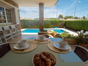 Casa con piscina privada y wifi a 300m de playa, se admiten mascotas, parking. 8 pers. - ES-325-6