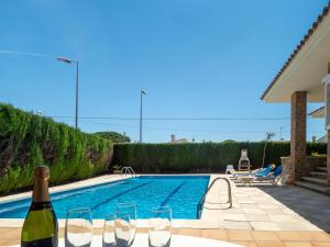 Casa con piscina privada y wifi a 300m de playa, se admiten mascotas, parking. 8 pers. - ES-325-6