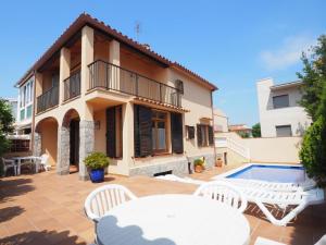 Casa con piscina privada, 4 habitaciones, BBQ, WiFi, cerca playa Riells, Torroella de Montgrí. - ES-325-27