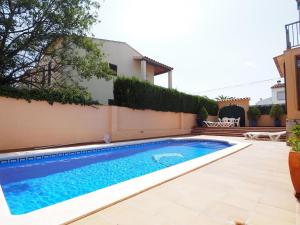 Casa con piscina privada, 4 habitaciones, BBQ, WiFi, cerca playa Riells, Torroella de Montgrí. - ES-325-27