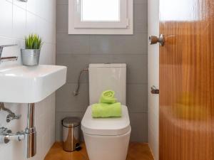 Casa con Wifi, aire acondicionado, cerca de la playa y con terraza - ES-325-35