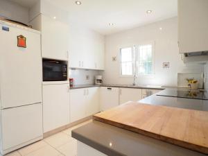 Casa con Piscina Privada, Jardín Amplio y Estudio Independiente, 5 Habitaciones - ES-325-34