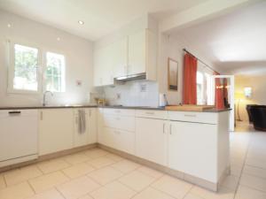 Casa con Piscina Privada, Jardín Amplio y Estudio Independiente, 5 Habitaciones - ES-325-34