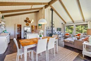 3BR Cliffside Hideaway with Hot Tub Dog Friendly