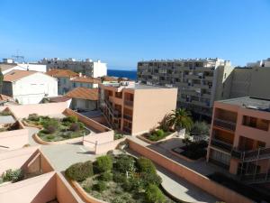 Appartements Studio cabine climatise avec terrasse au centre-ville - 4 couchages - Le Lavandou - FR-1-251-723 : photos des chambres