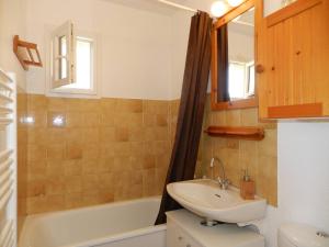 Appartements Appartement La Londe-les-Maures, 2 pieces, 4 personnes - FR-1-251-726 : photos des chambres
