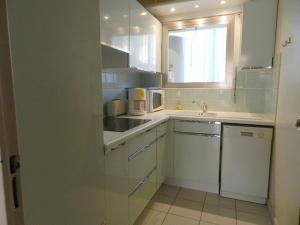 Appartements Appartement T2 avec Terrasse Sud, Garage, Centre-ville du Lavandou, Proche Plage - FR-1-251-789 : photos des chambres