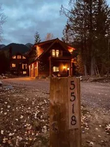 Ski-In Chalet: Private Hot tub, Bonus Bunk House - Eureka