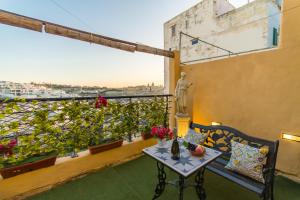 Sunny Maltese townhouse Madonnina Kalkara - Happy Rentals