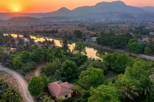 Vintage Estate - Lakeside allure with vintage decor,A plunge pool & A lawn featuring a charming gazebo - Chinchavli