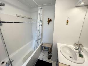 Appartements Appartement cosy, 200m plage, parking prive, WiFi - FR-1-361-18 : photos des chambres