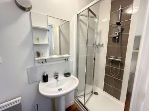 Appartement cosy avec ascenseur à 150m de la plage et casino, wifi gratuit - FR-1-361-330