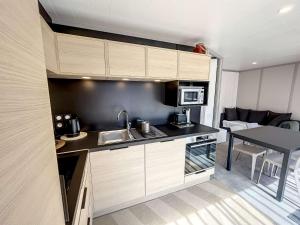 Chalets Chalet 4 pers avec piscine chauffee, terrasse privative, a 2 pas de la plage et commerces - FR-1-361-467 : photos des chambres