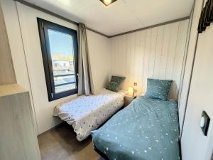 Chalets Chalet Jullouville - 6 pers. - Piscine chauffee - Terrasse privative - Proche plage et commerces - FR-1-361-470 : photos des chambres