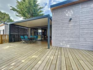 Chalets Chalet cosy avec piscine chauffee, terrasse et parking a 2 pas de la plage de Jullouville - FR-1-361-480 : photos des chambres