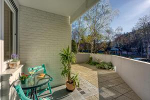 West Oasis With Terrace - Happy Rentals